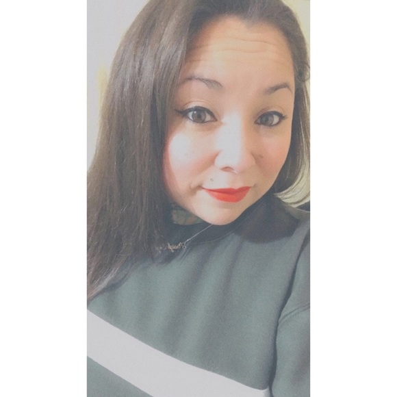 Hi! 😻 I am a History teacher and a cat Mom. I love anything vintage! ♥️ - Picture 1 of 4